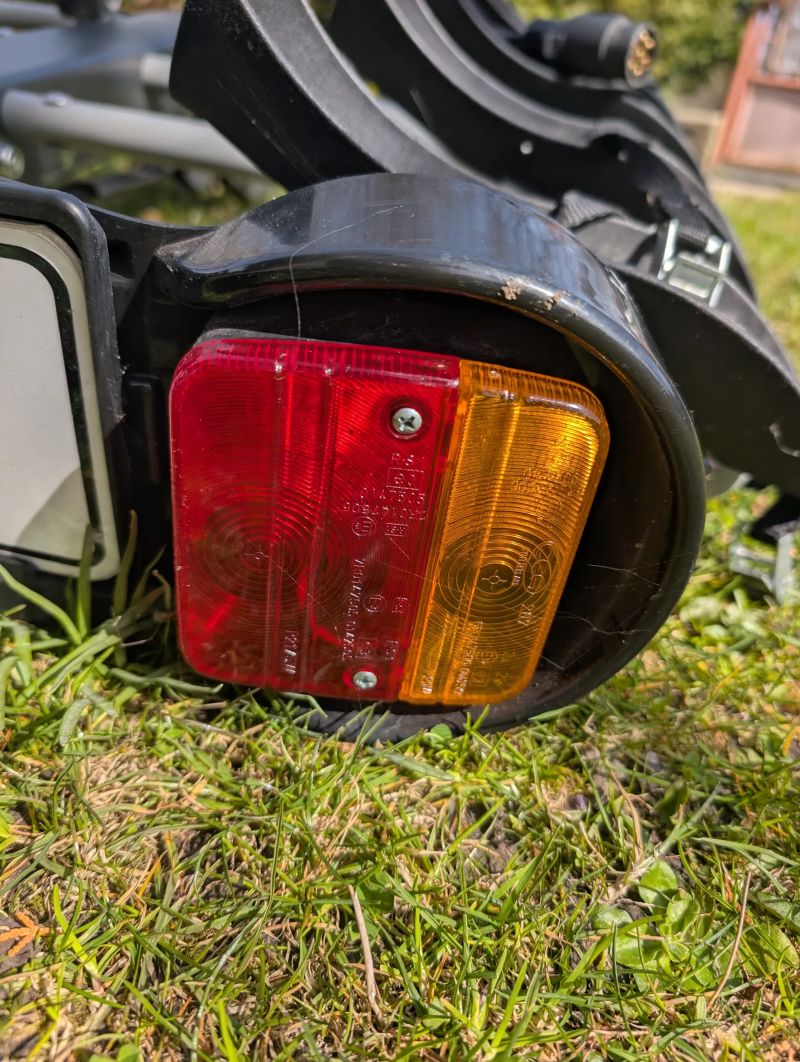 Nosič pro 4 jízdní kola na tažné zařízení