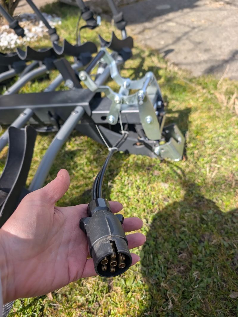 Nosič pro 4 jízdní kola na tažné zařízení