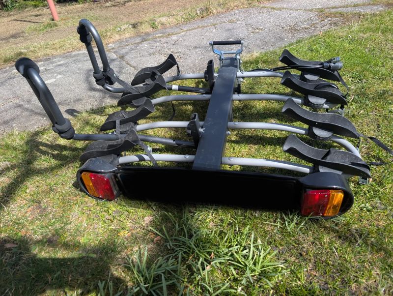 Nosič pro 4 jízdní kola na tažné zařízení