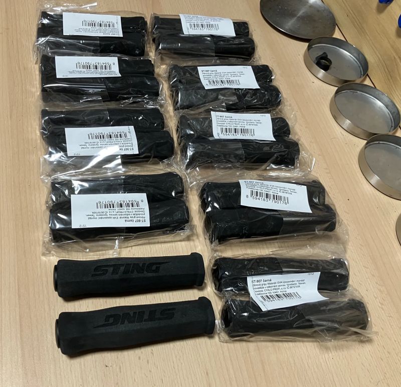 10 ks nové MTB gripy Sting ST-907 pěnové černé originálně zabalené