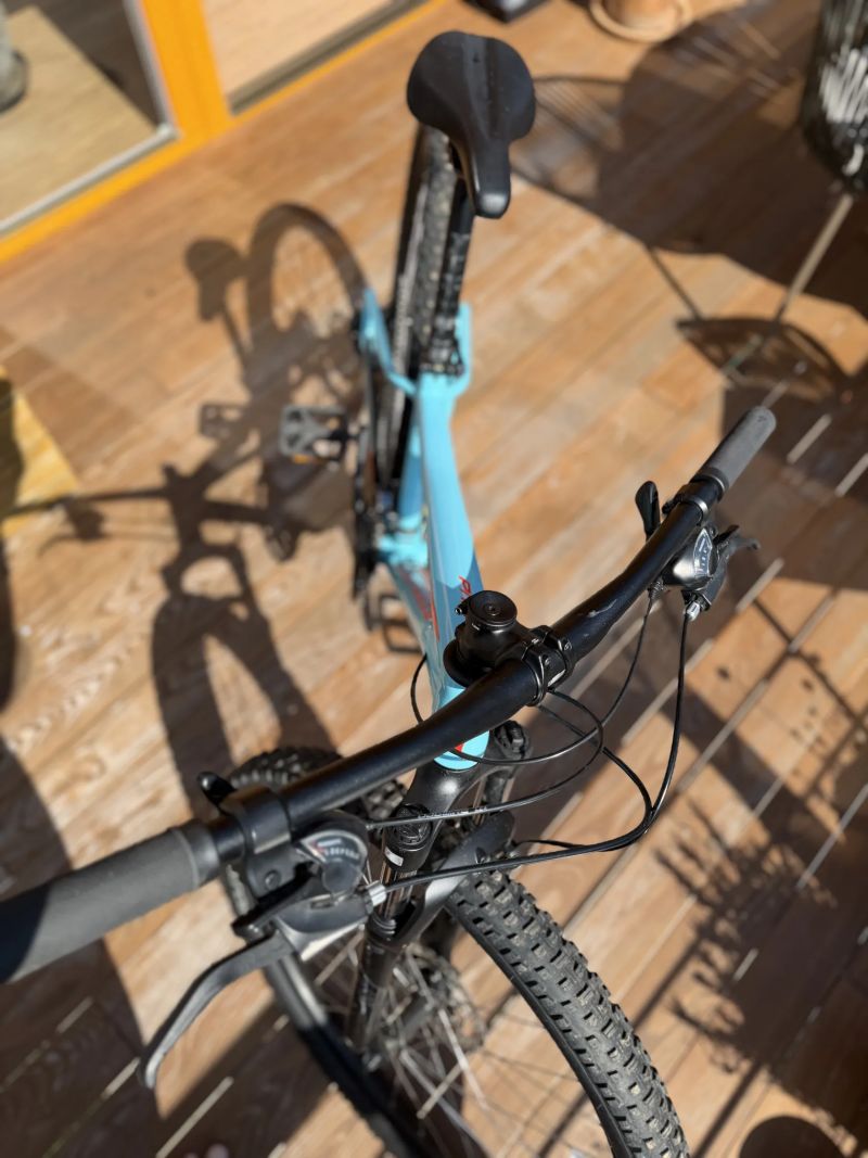 Specialized Men’s Pitch 27.5, velikost S, v barvě Gloss Light Blue / Rocket Red