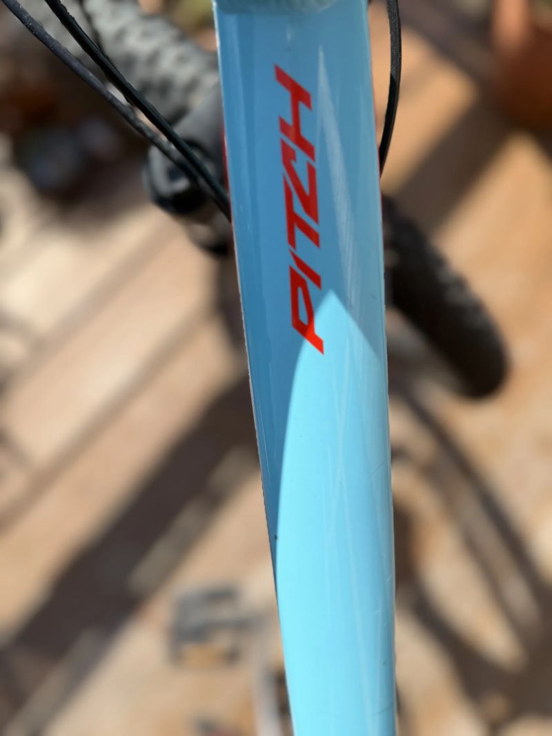 Specialized Men’s Pitch 27.5, velikost S, v barvě Gloss Light Blue / Rocket Red