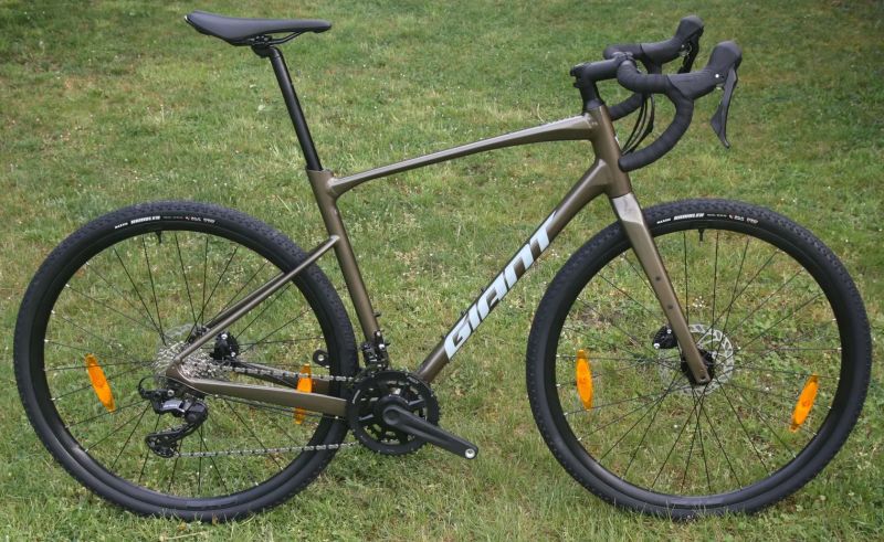 GIANT Revolt 0 Pyrite Brown - velmi pohodlné gravel kolo s hliníkovým rámem – NOVÉ