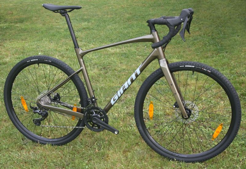 GIANT Revolt 0 Pyrite Brown - velmi pohodlné gravel kolo s hliníkovým rámem – NOVÉ