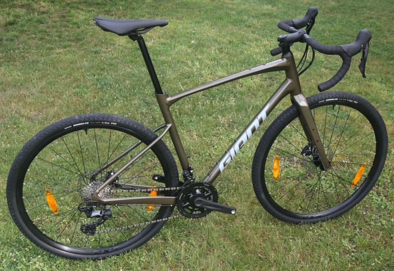 GIANT Revolt 0 Pyrite Brown - velmi pohodlné gravel kolo s hliníkovým rámem – NOVÉ