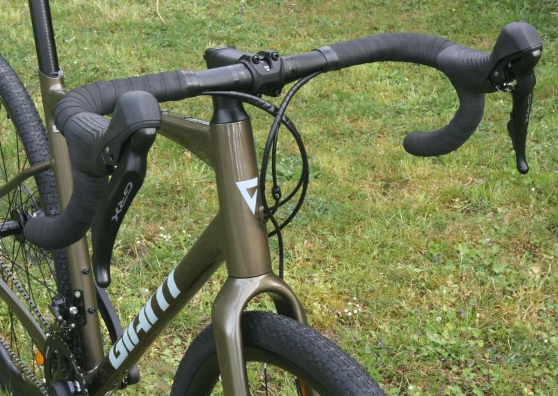 GIANT Revolt 0 Pyrite Brown - velmi pohodlné gravel kolo s hliníkovým rámem – NOVÉ