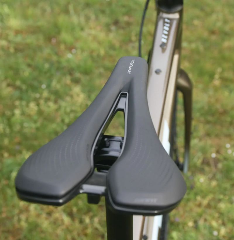 GIANT Revolt 0 Pyrite Brown - velmi pohodlné gravel kolo s hliníkovým rámem – NOVÉ