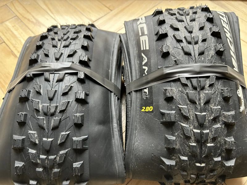 Různé pláště z předváděcích kol