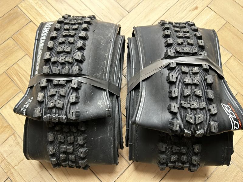 Různé pláště z předváděcích kol