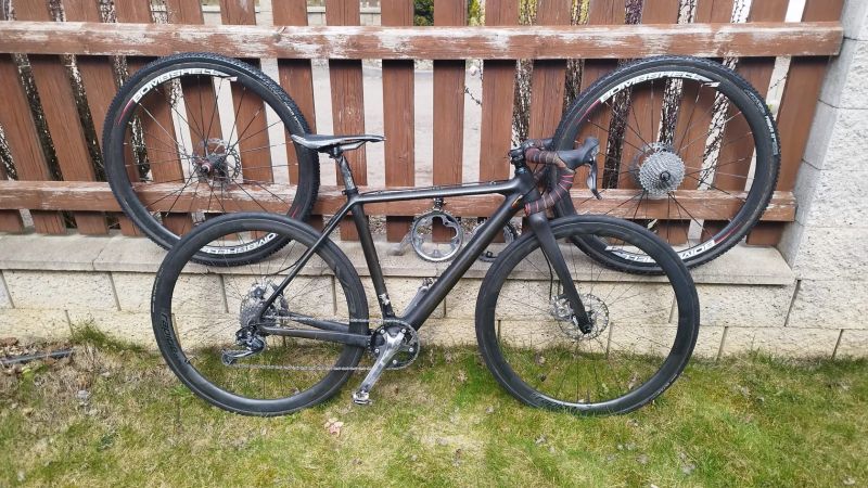 Prodám lehké karbonové silniční/krosove kolo