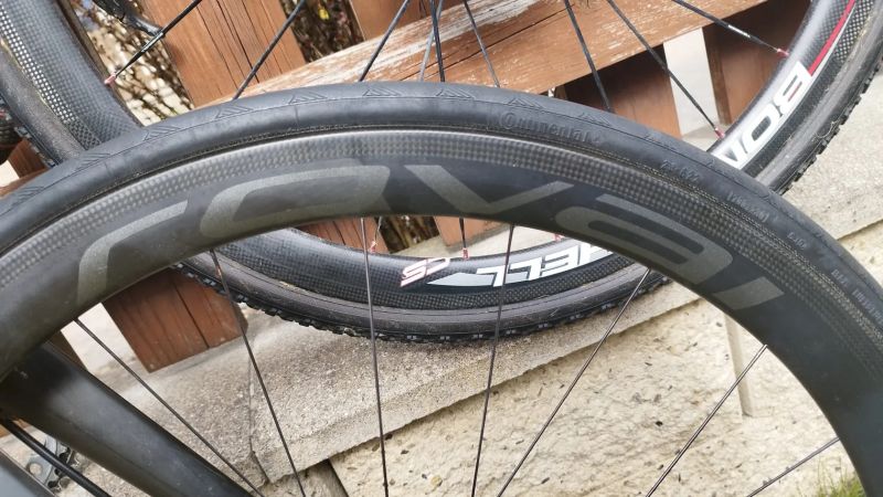 Prodám lehké karbonové silniční/krosove kolo