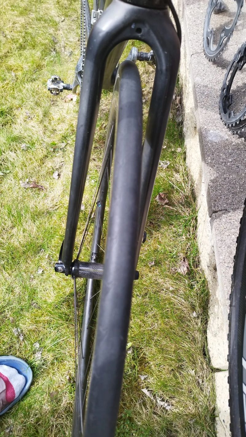 Prodám lehké karbonové silniční/krosove kolo