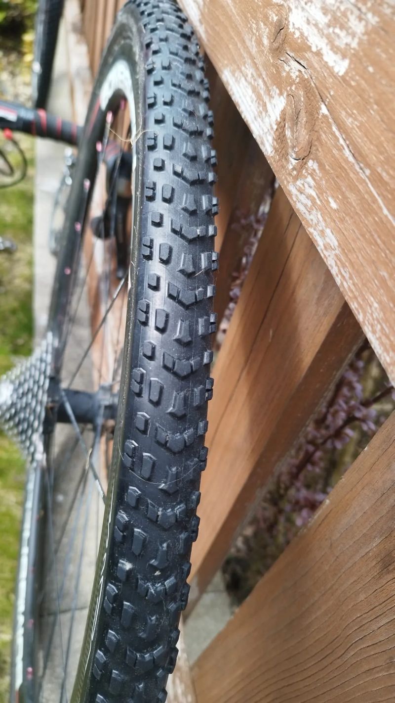 Prodám lehké karbonové silniční/krosove kolo