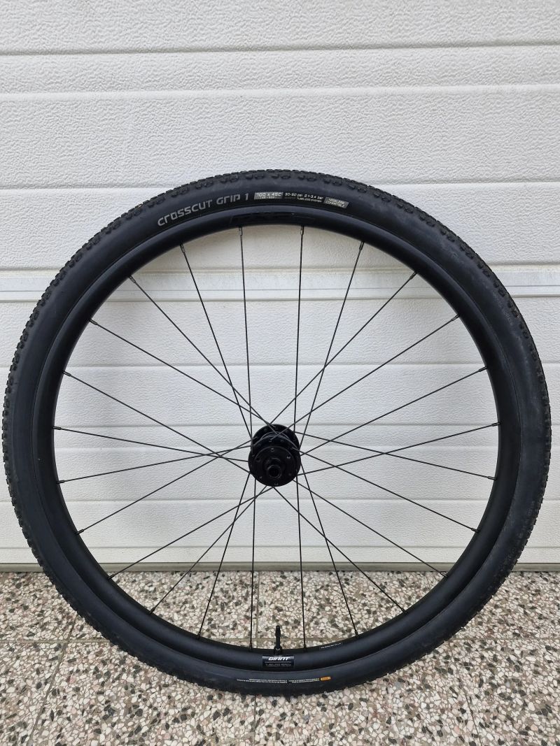 Zapletená kola Giant XCT-1 Disc (700c), minimální nájezd