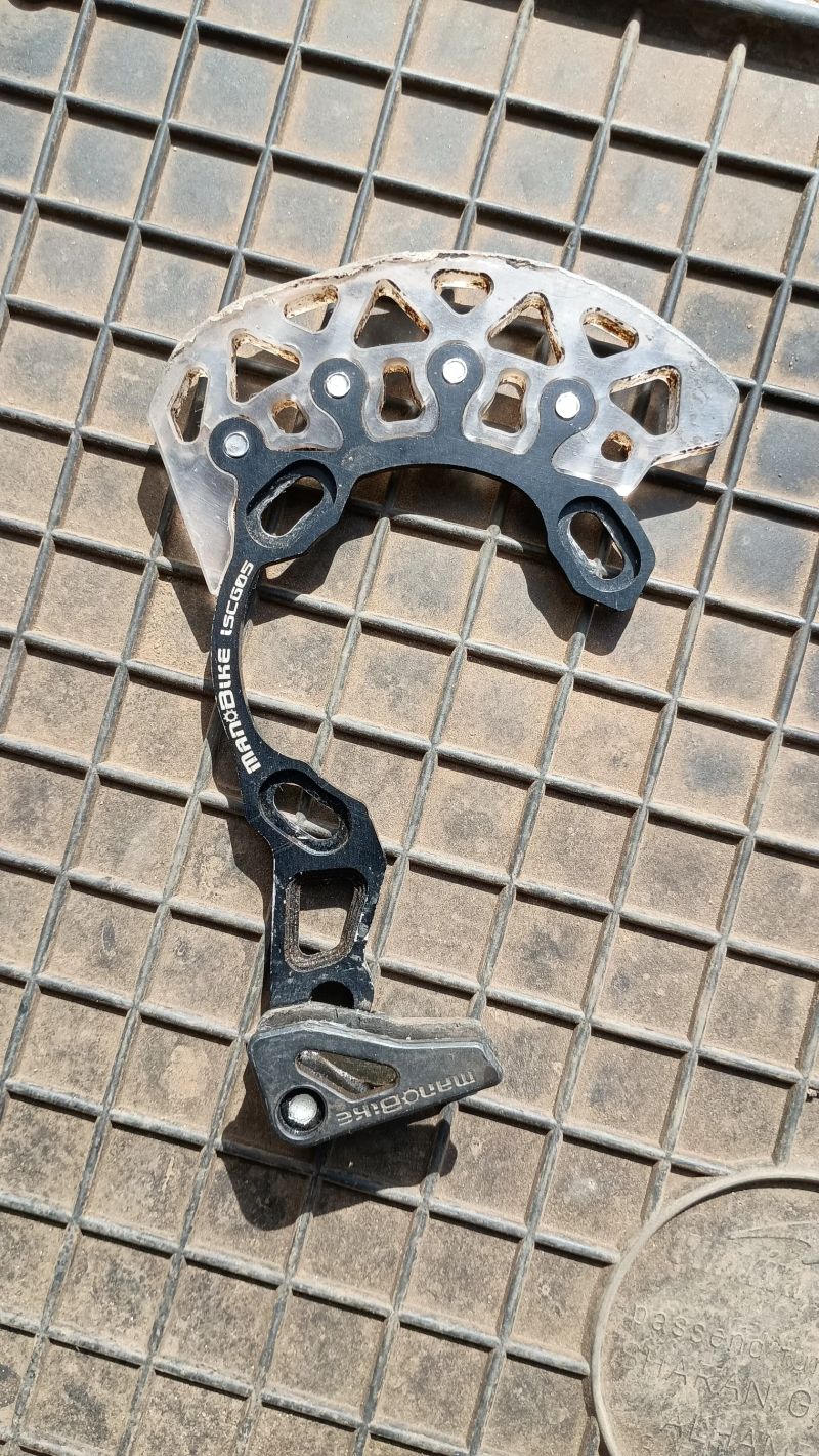 vodítko řetězu MANOBIKE EN Top s bashguardem ISCG05 černé