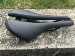 Silniční pánské sedlo 