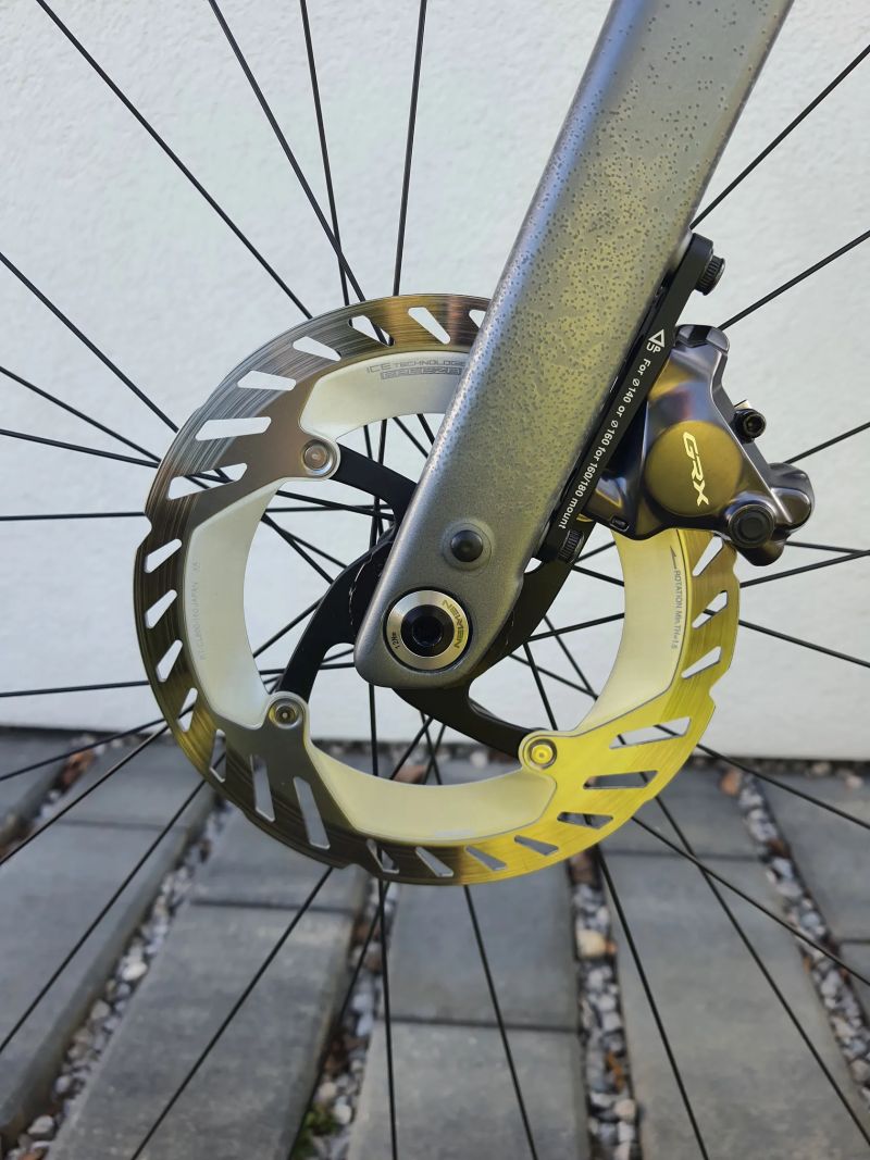 Cube Nuroad SLX ashgrey´n´grey 2026 (99% ochranný polep, včetně příslušenství)