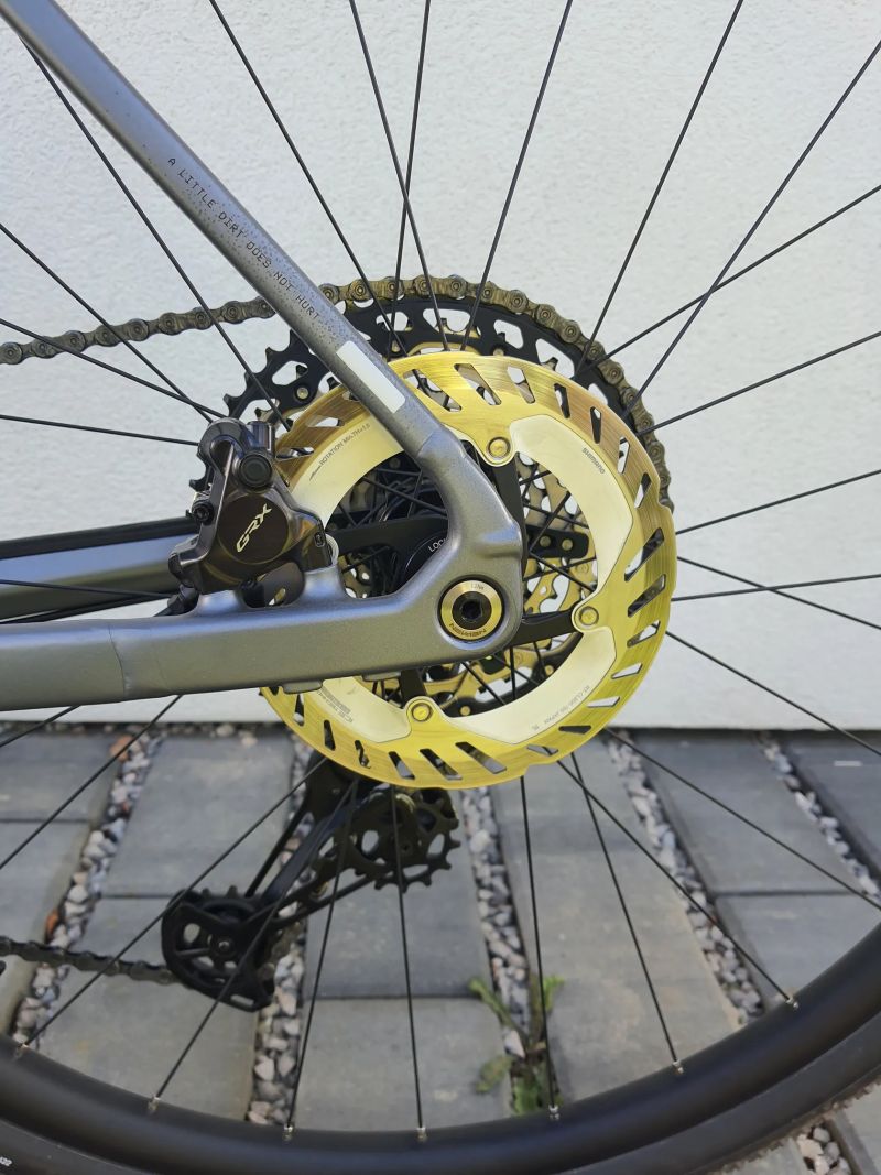 Cube Nuroad SLX ashgrey´n´grey 2026 (99% ochranný polep, včetně příslušenství)