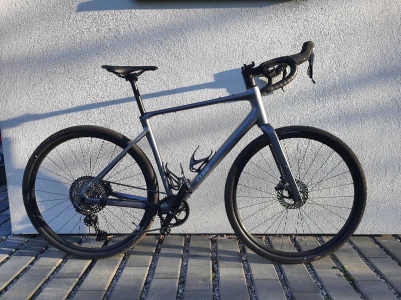 Cube Nuroad SLX ashgrey´n´grey 2026 (99% ochranný polep, včetně příslušenství)