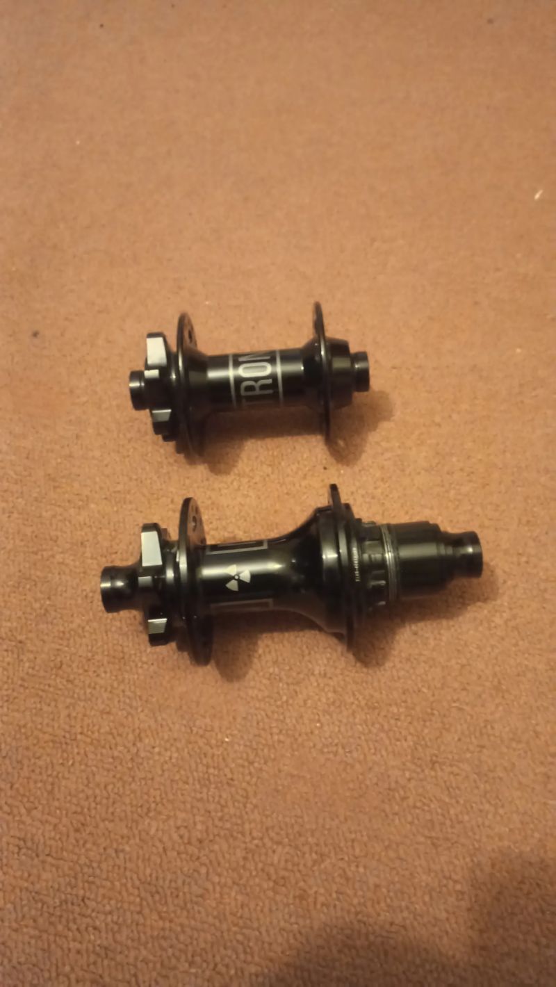 Prodám náboje Nukeproof Neutron (148x12, 110x15)