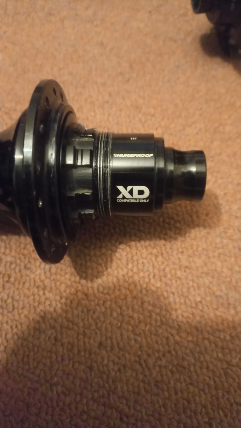 Prodám náboje Nukeproof Neutron (148x12, 110x15)