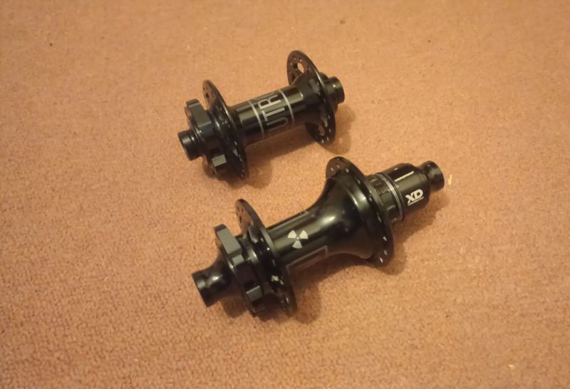 Prodám náboje Nukeproof Neutron (148x12, 110x15)