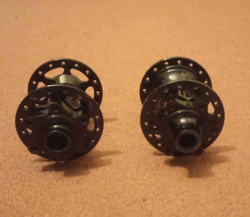 Prodám náboje Nukeproof Neutron (148x12, 110x15)