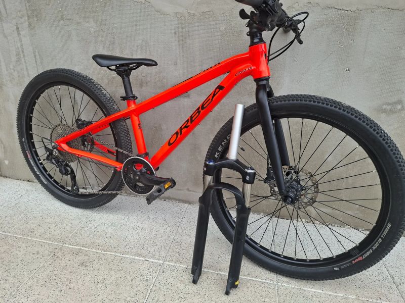 Orbea 24 Team, vzduchová + pevná vidlice, Deore 1x10 