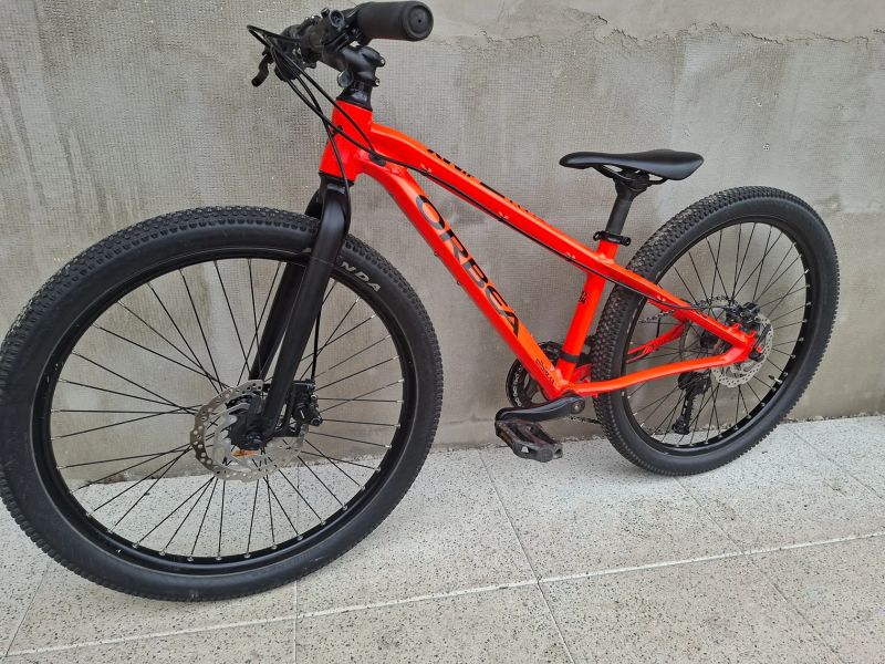 Orbea 24 Team, vzduchová + pevná vidlice, Deore 1x10 