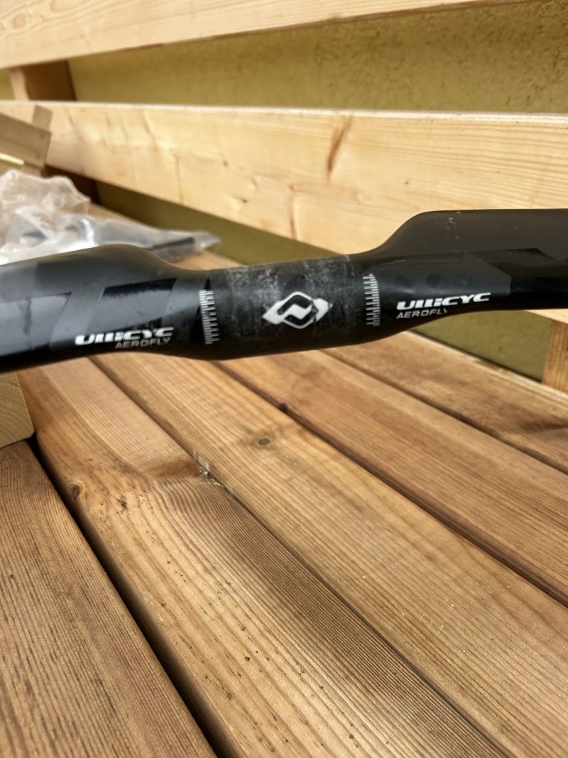 Karbonová aero řidítka Ullicyc