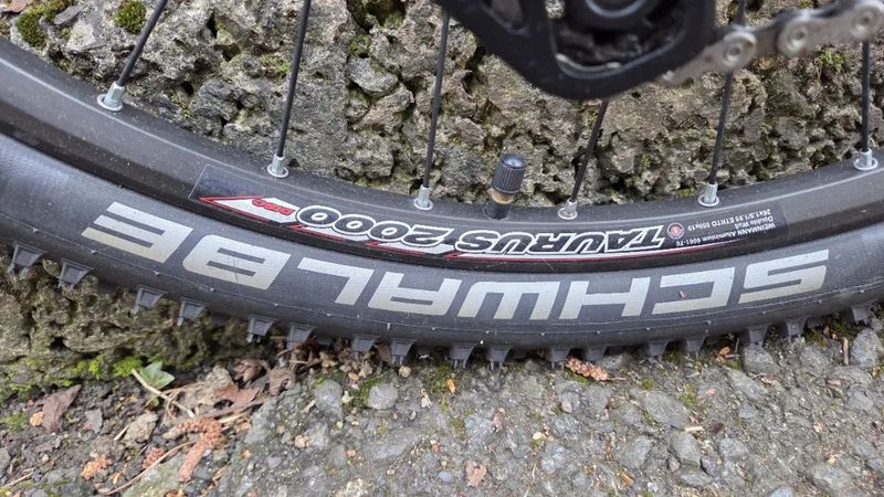 Juniorské kolo MAXBIKE 26" Černo/MODRÉ – Deore, vzduchová vidlice, 11–46 kazeta