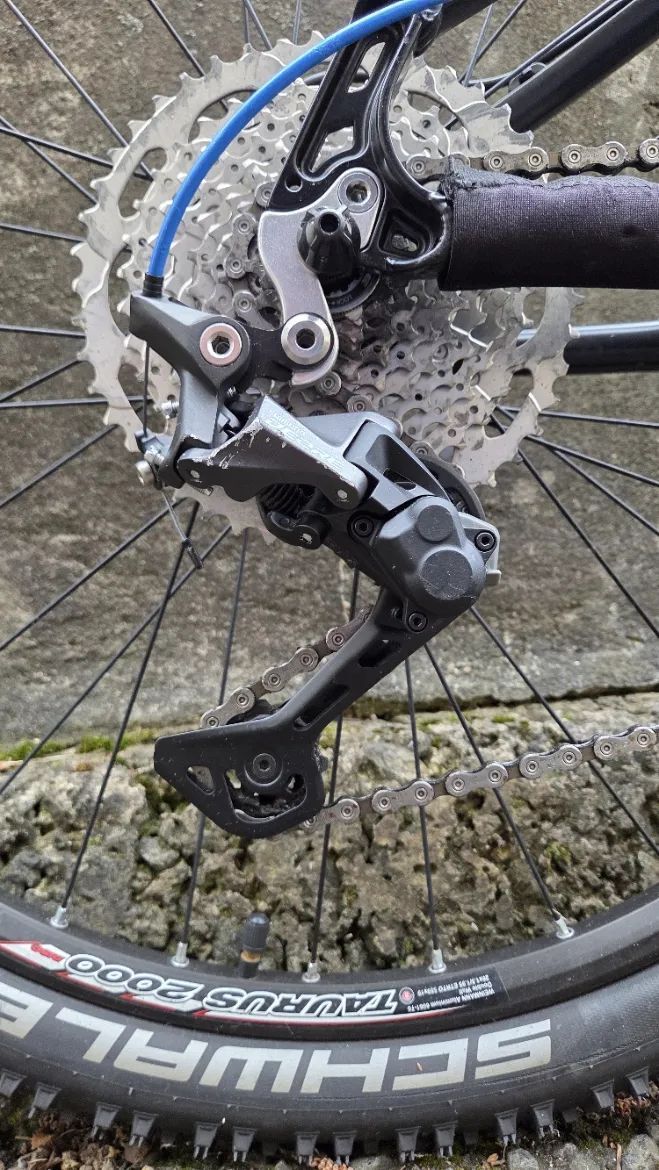 Juniorské kolo MAXBIKE 26" Černo/MODRÉ – Deore, vzduchová vidlice, 11–46 kazeta