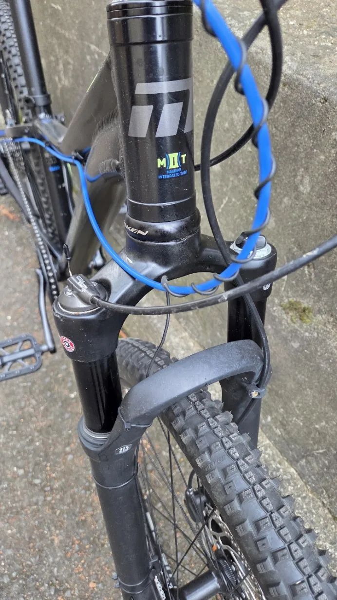 Juniorské kolo MAXBIKE 26" Černo/MODRÉ – Deore, vzduchová vidlice, 11–46 kazeta