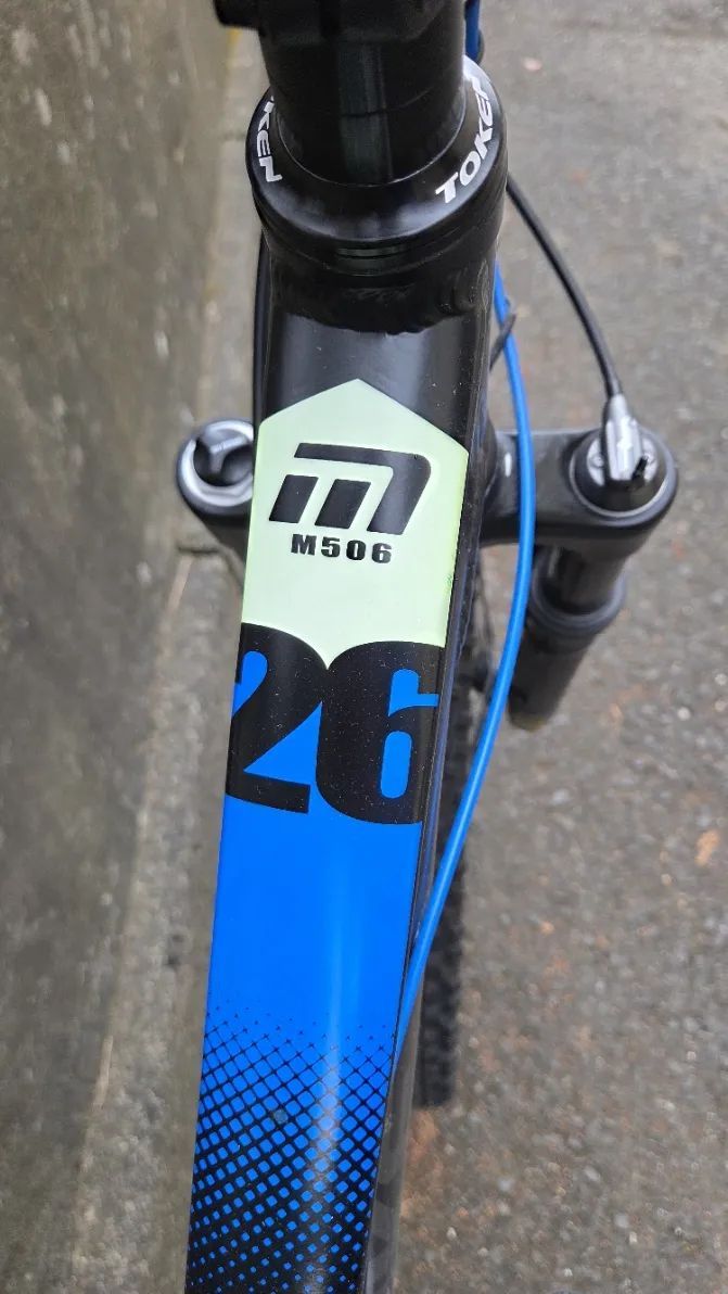 Juniorské kolo MAXBIKE 26" Černo/MODRÉ – Deore, vzduchová vidlice, 11–46 kazeta