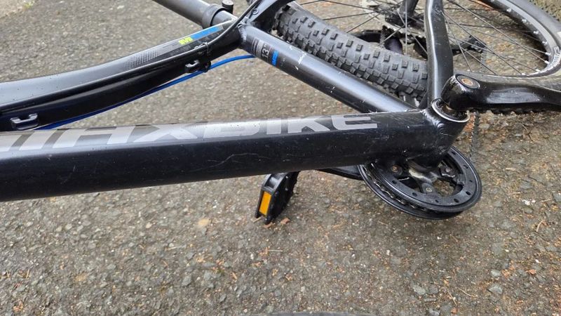 Juniorské kolo MAXBIKE 26" Černo/MODRÉ – Deore, vzduchová vidlice, 11–46 kazeta