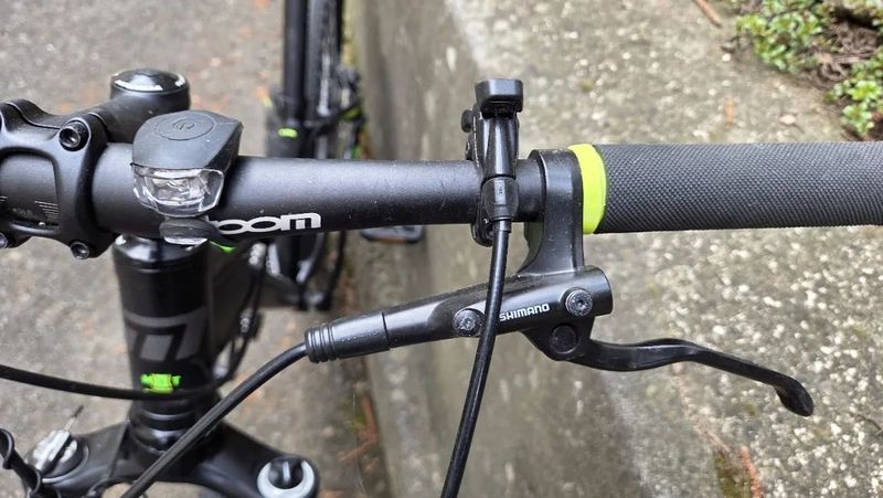 Juniorské kolo MAXBIKE 26" Černo/ZELENÉ – Deore, vzduchová vidlice, 11–46 kazeta