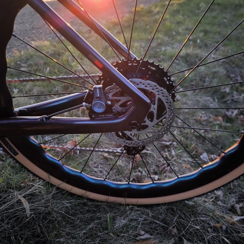 Karbon gravel 9,5 kg bezdrát 1×13 karbon kola TOP stav