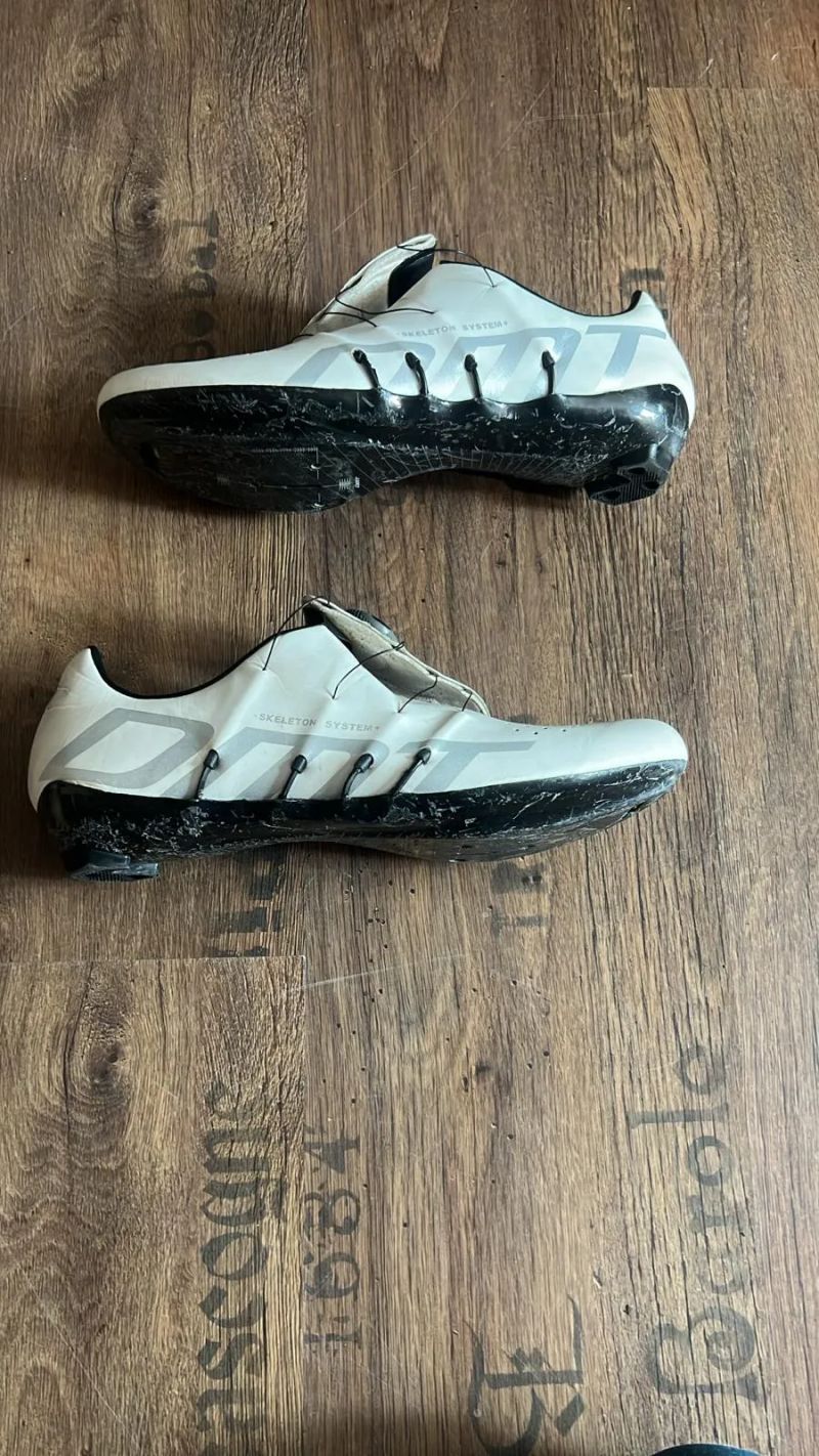 DMT přenechám minimálně použité silniční tretry s karbonovou podrážkou velikost 43,5