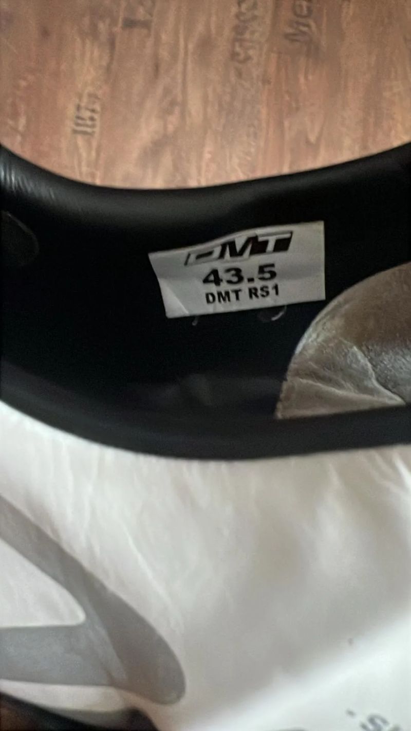 DMT přenechám minimálně použité silniční tretry s karbonovou podrážkou velikost 43,5