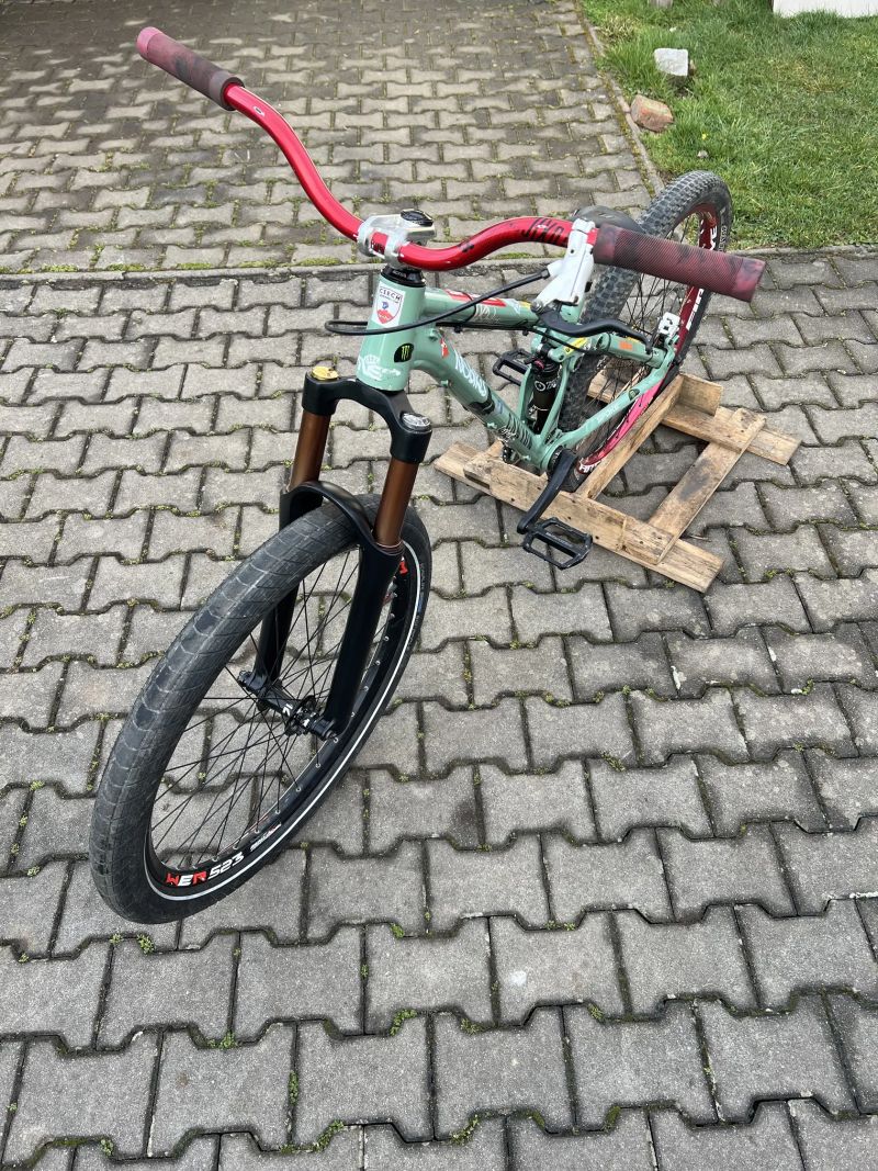 Slopestyle kolo Canyon Stitched 720 pro