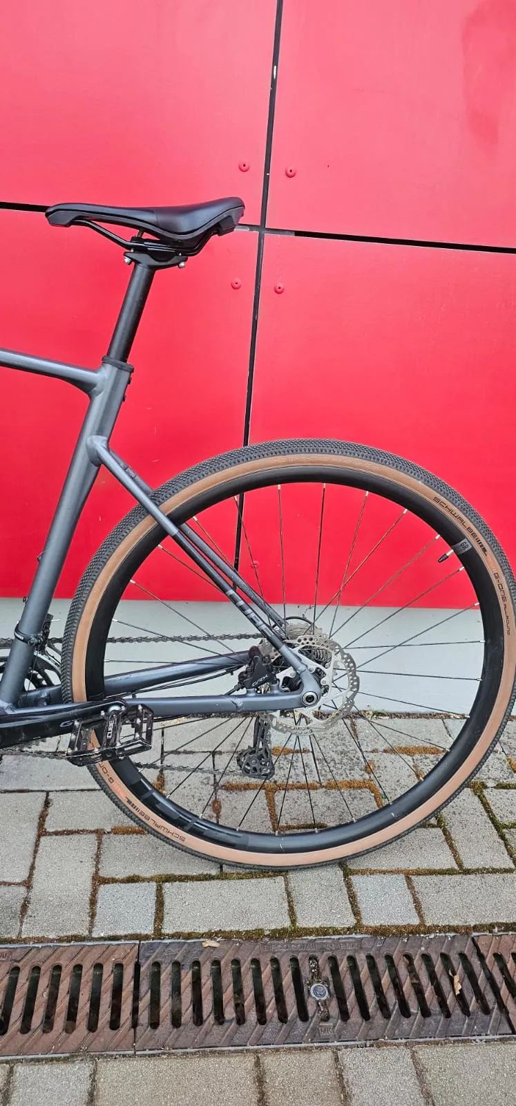 Cube Nuroad race Grau