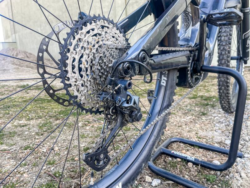 Canyon Spectral:ON CF 8 (M) – S novou 900Wh baterií!