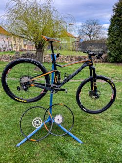 Scott Spark 710 (2017) | 2× zapletená kola | DT Swiss 240s | 12s