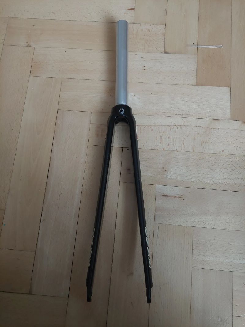 Silniční karbonová vidlice Pell's RF22 Aero