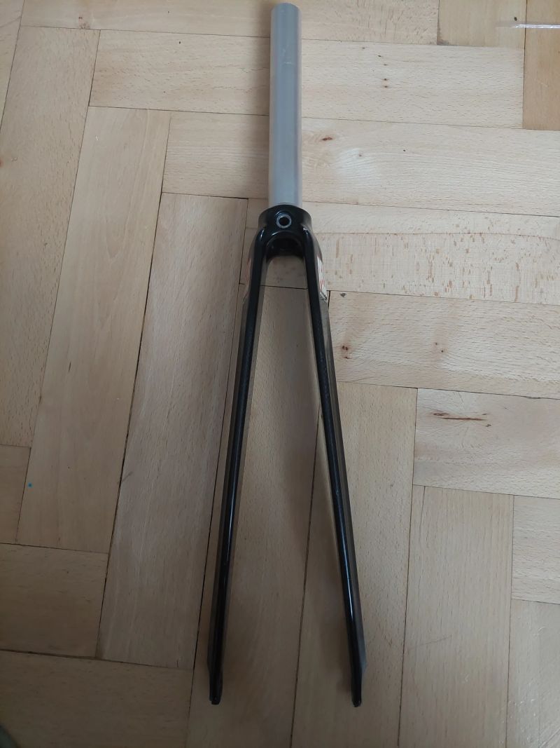 Silniční karbonová vidlice Pell's RF22 Aero