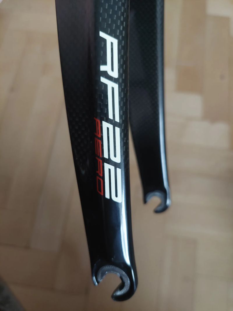 Silniční karbonová vidlice Pell's RF22 Aero