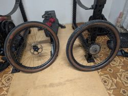 Bontrager Kovee Elite 30 CF TLR 29” + pláště + XT kazeta