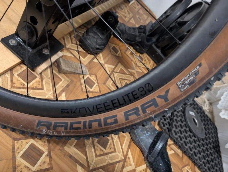 Bontrager Kovee Elite 30 CF TLR 29” + pláště + XT kazeta