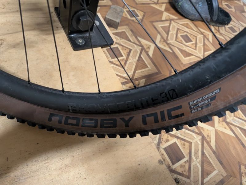 Bontrager Kovee Elite 30 CF TLR 29” + pláště + XT kazeta