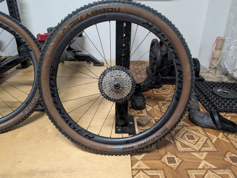 Bontrager Kovee Elite 30 CF TLR 29” + pláště + XT kazeta
